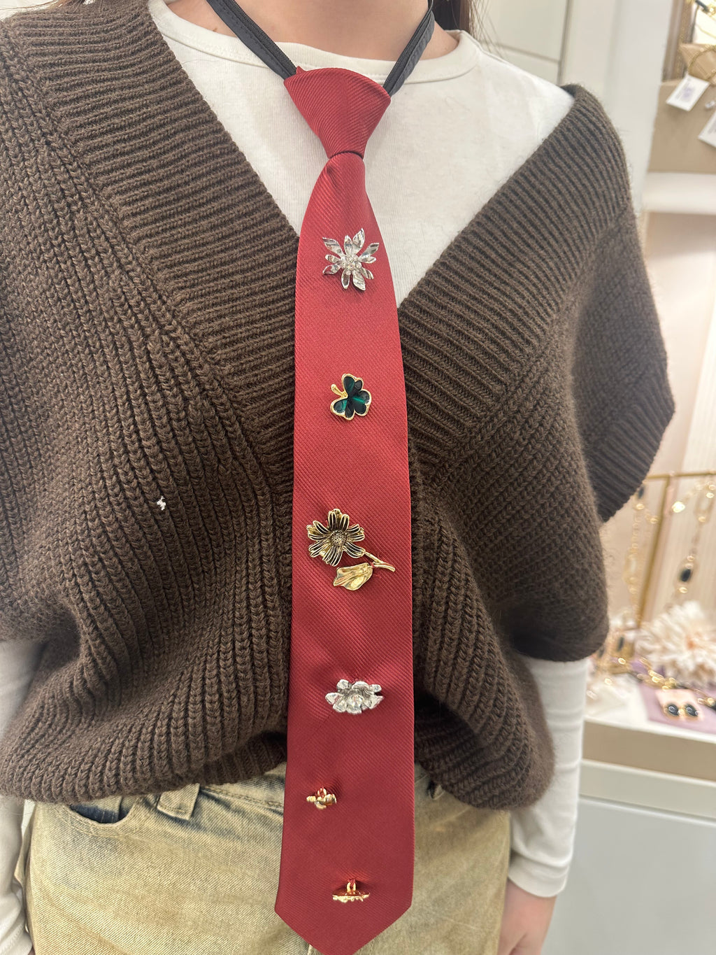 Cravatta con applicazioni