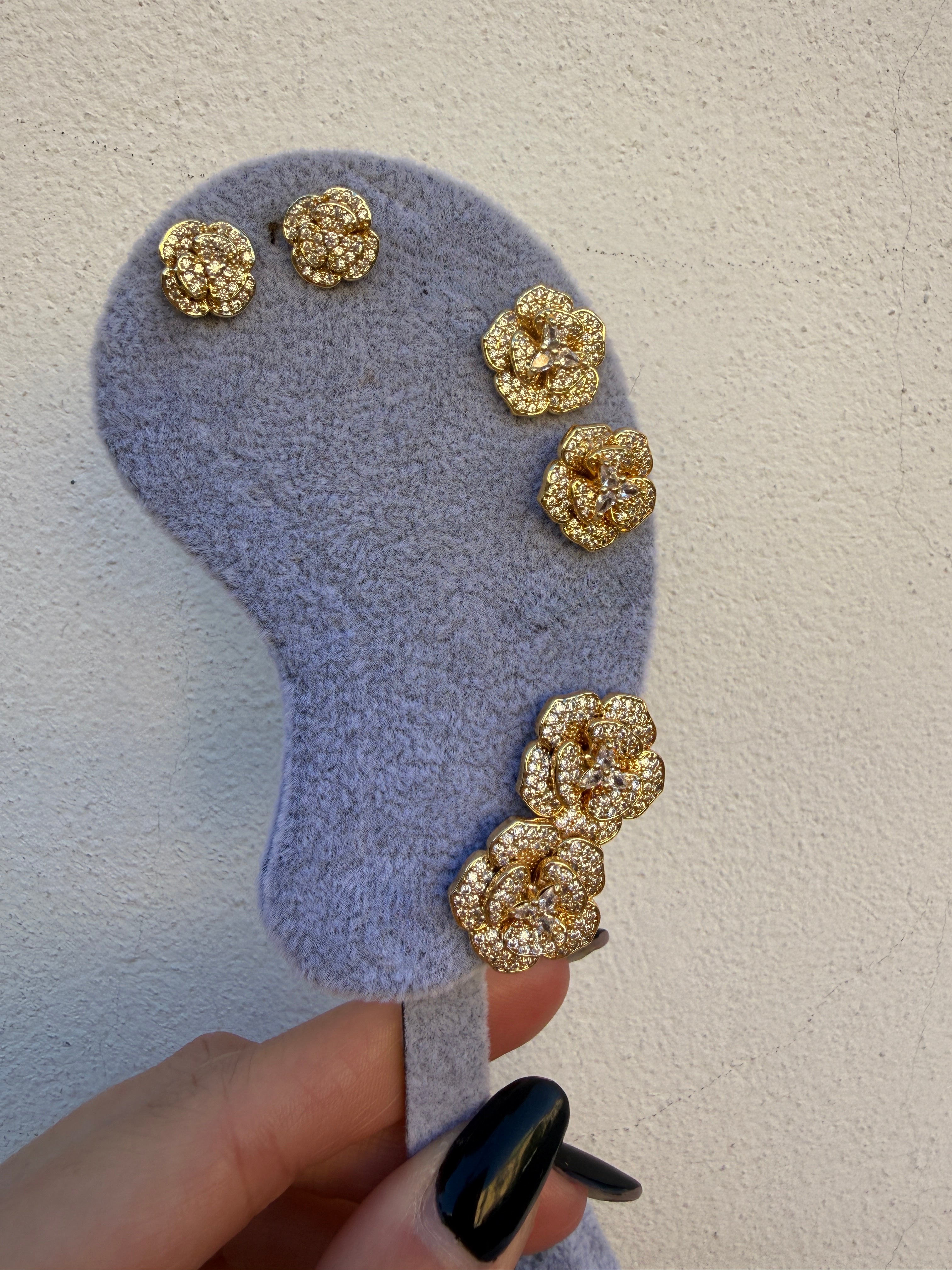 Orecchino camelia strass