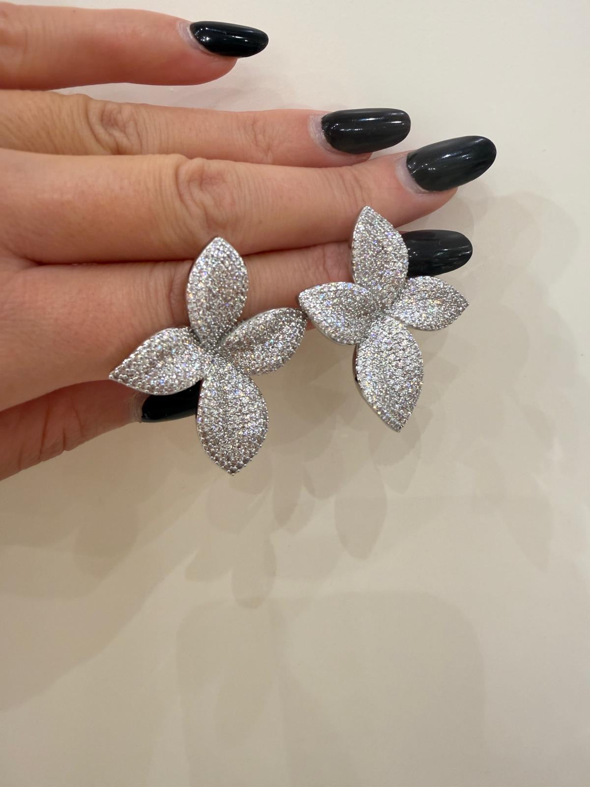 Orecchino fiore micro strass