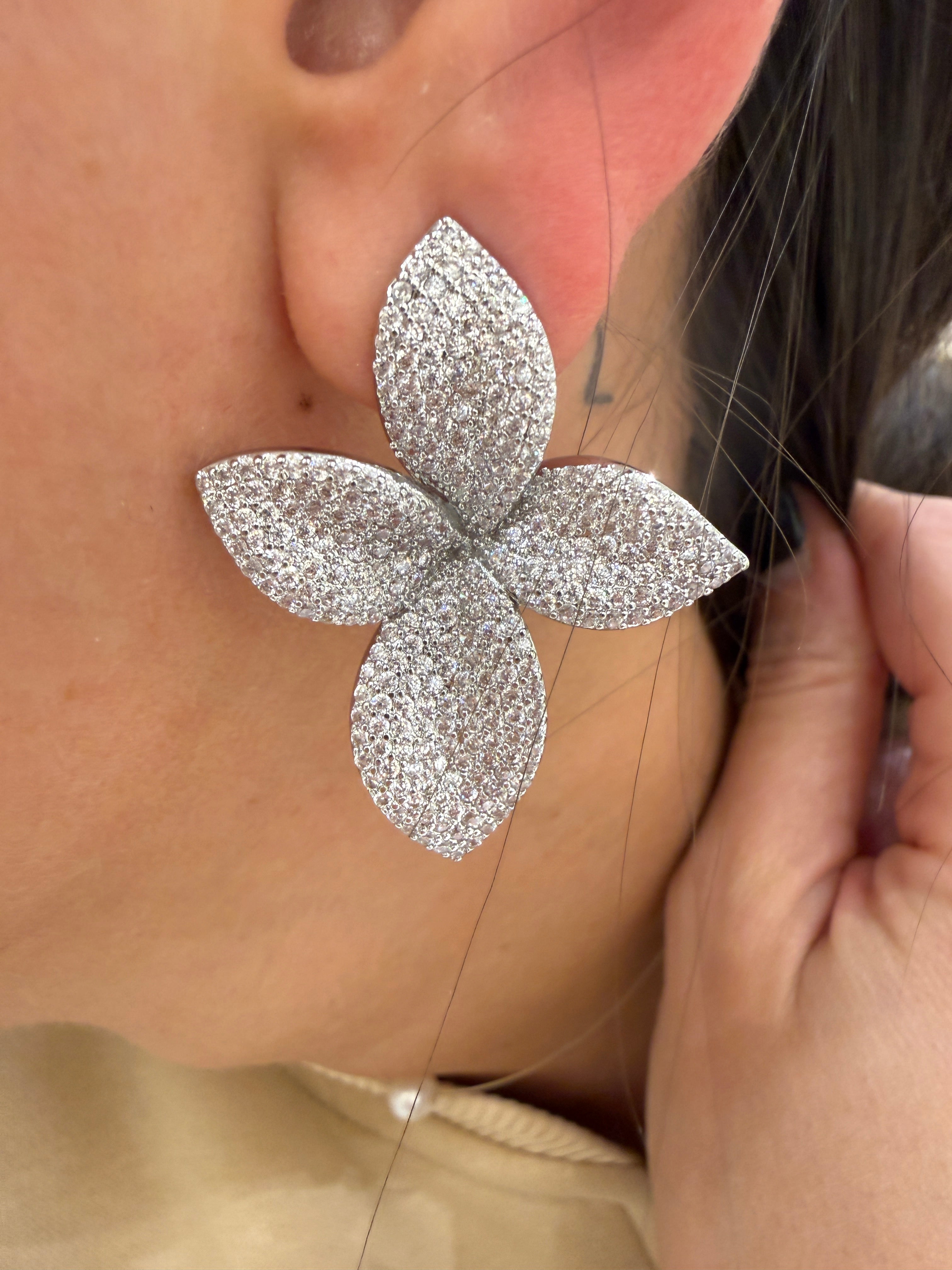 Orecchino fiore micro strass