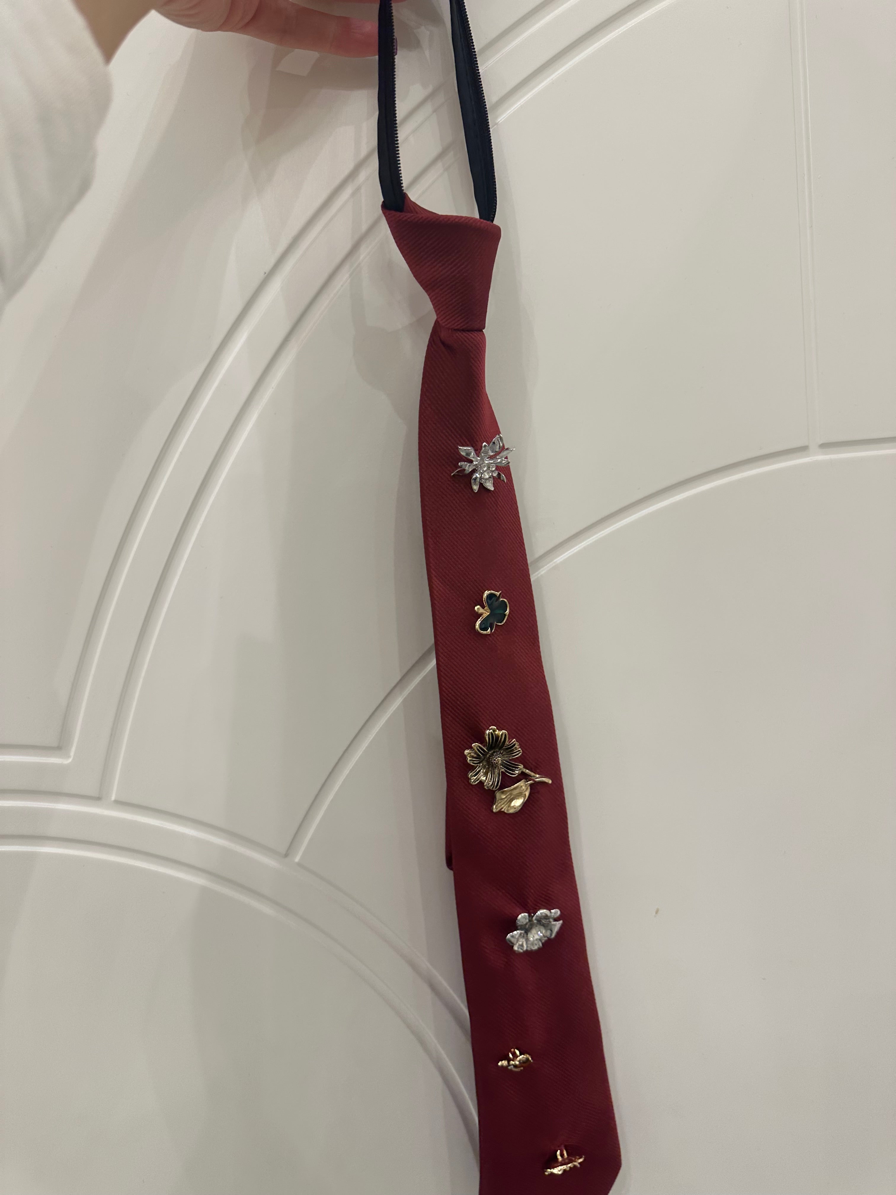 Cravatta con applicazioni