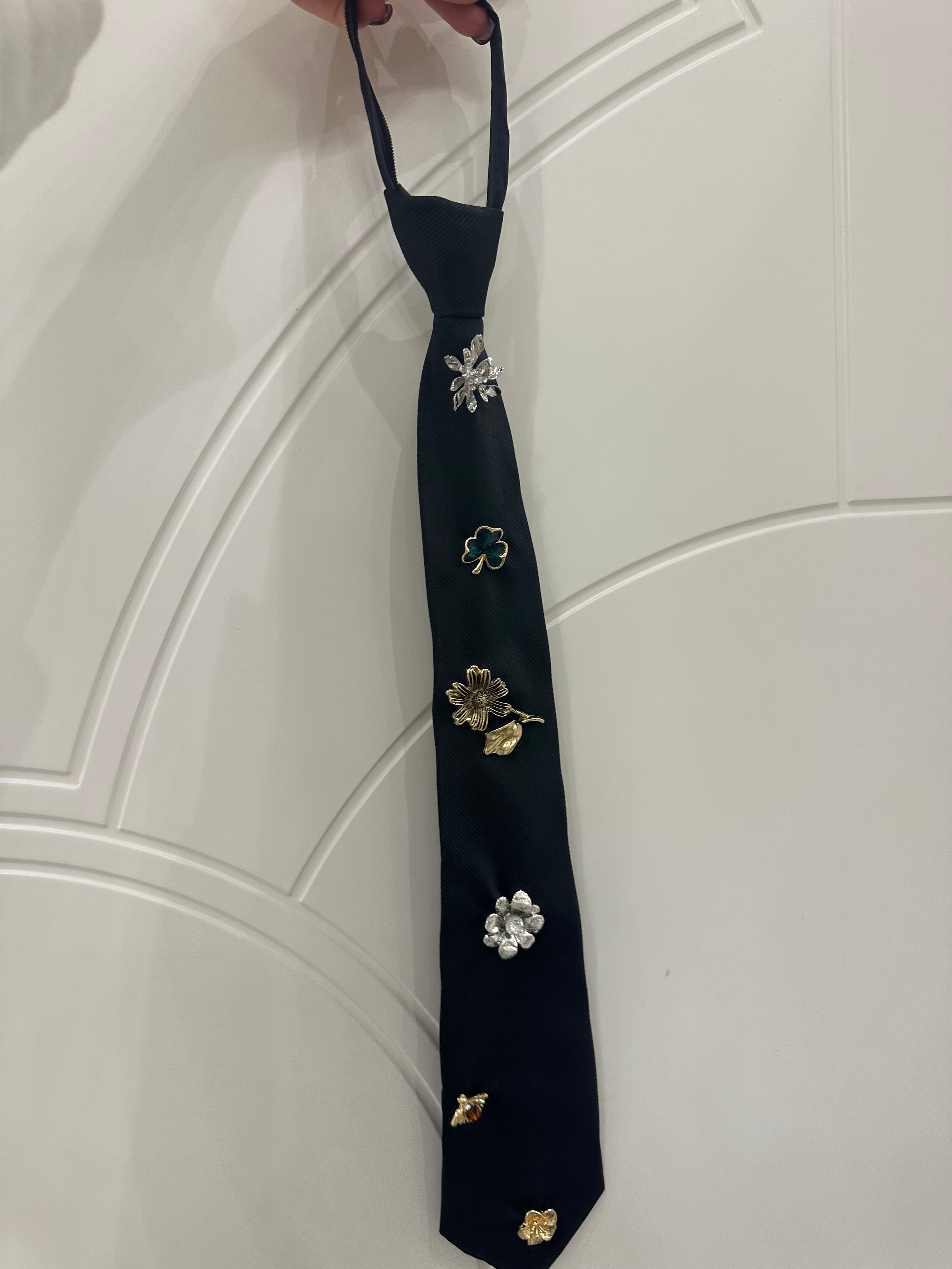 Cravatta con applicazioni