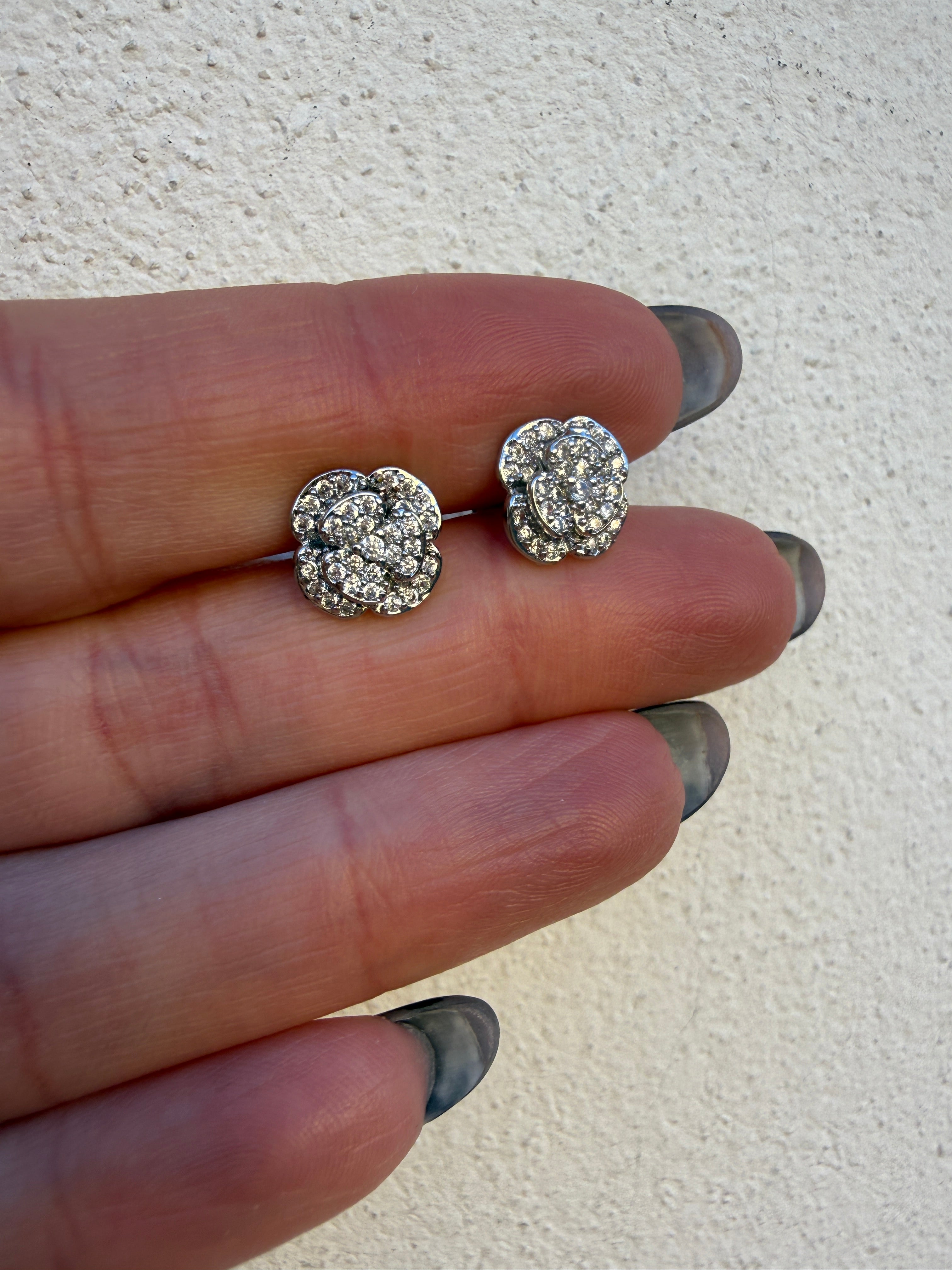 Orecchino camelia strass