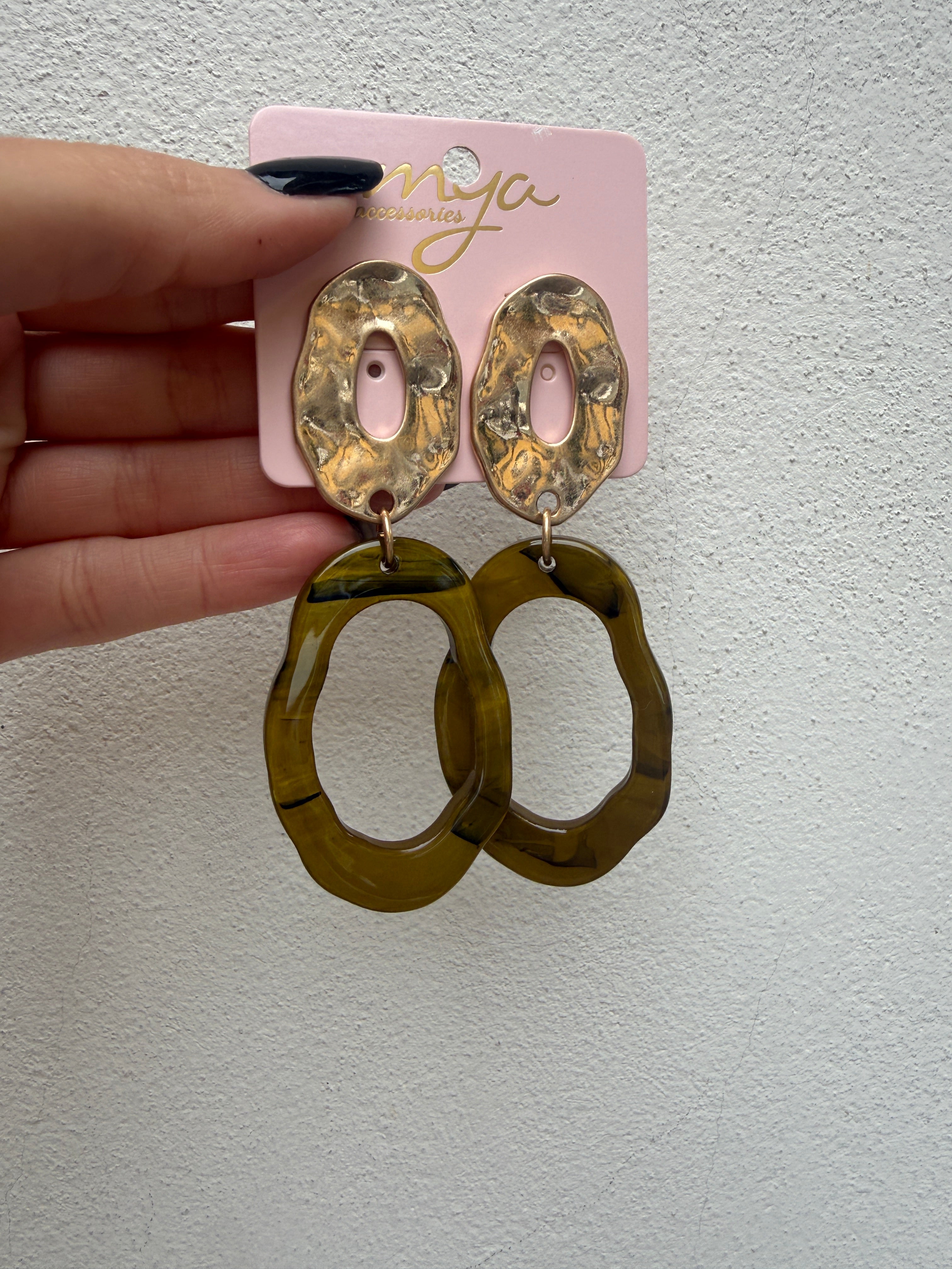 Orecchino in resina con cameo in oro MYA