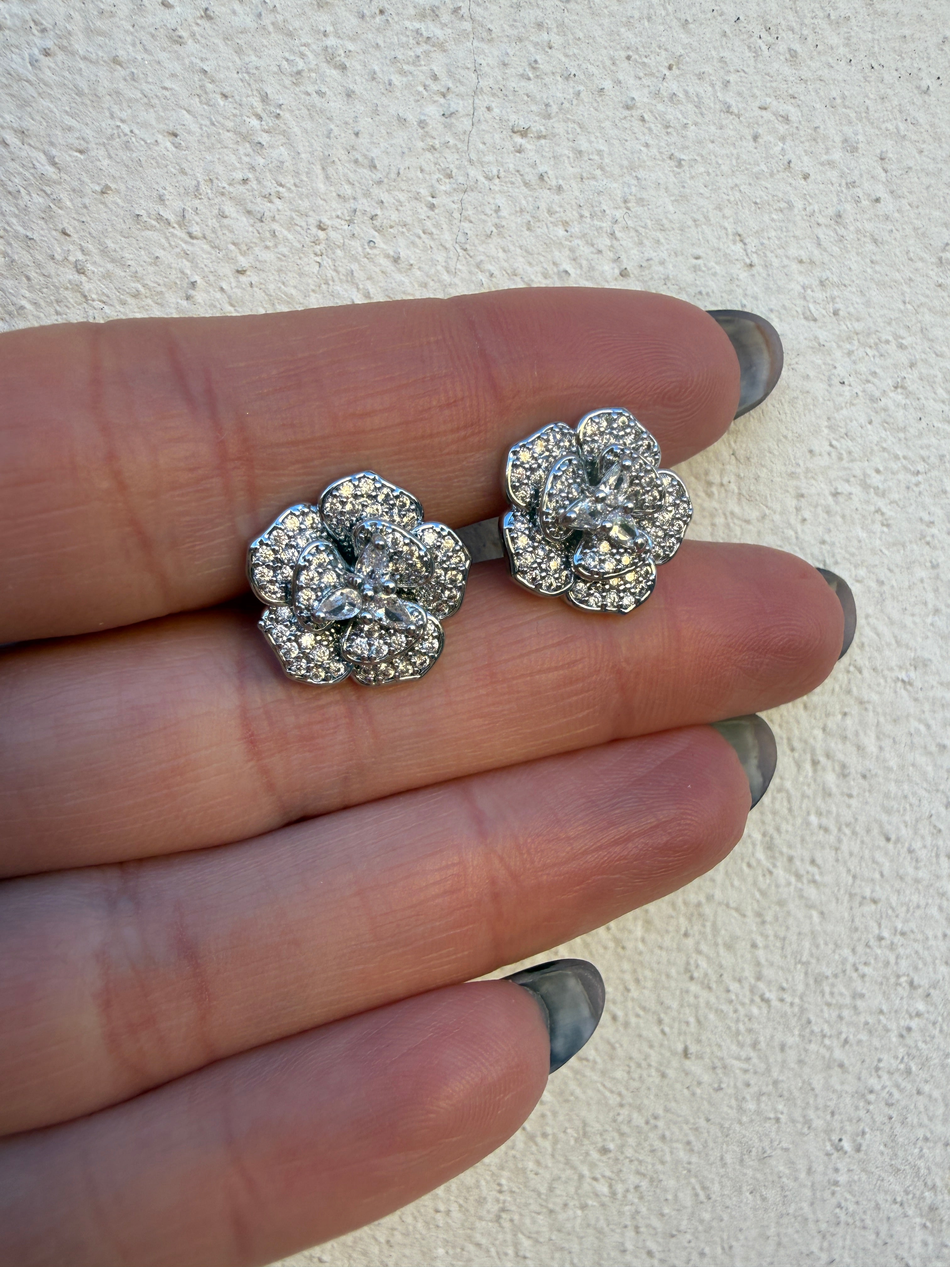 Orecchino camelia strass