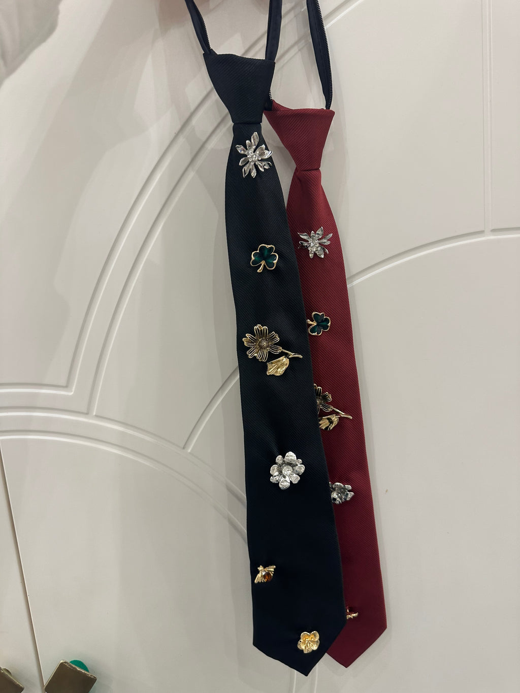 Cravatta con applicazioni