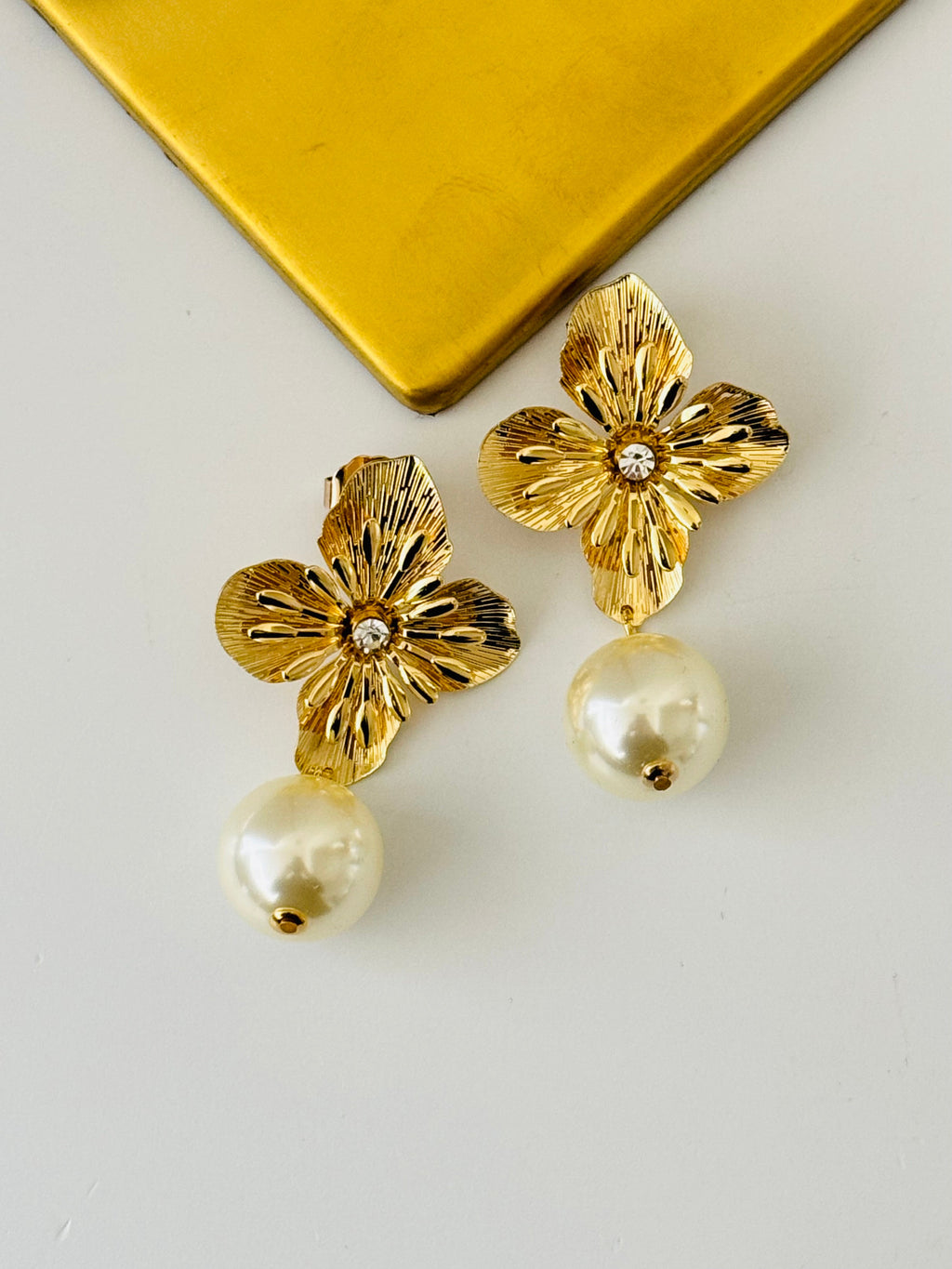 Orecchino fiore con perla BYBA