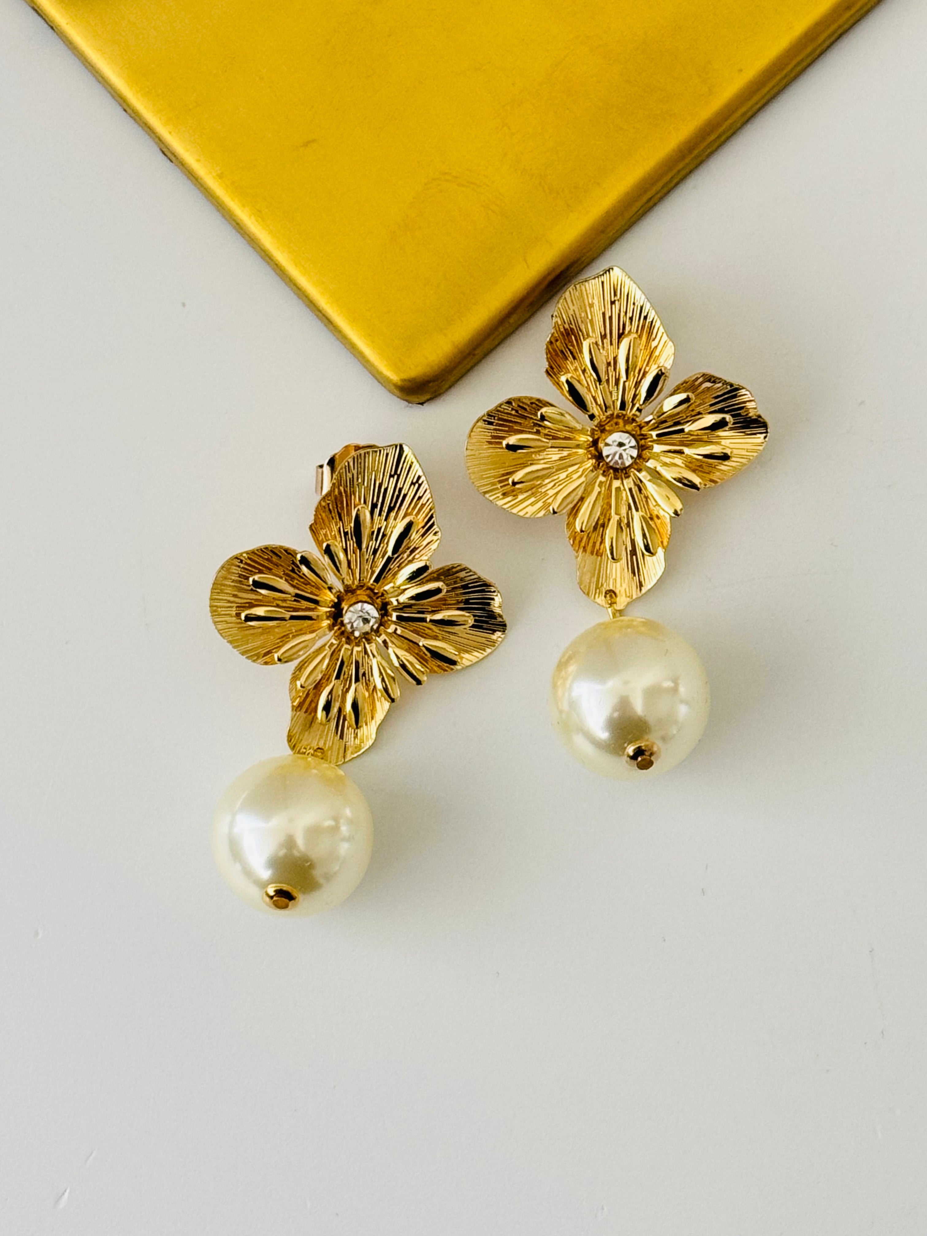 Orecchino fiore con perla BYBA