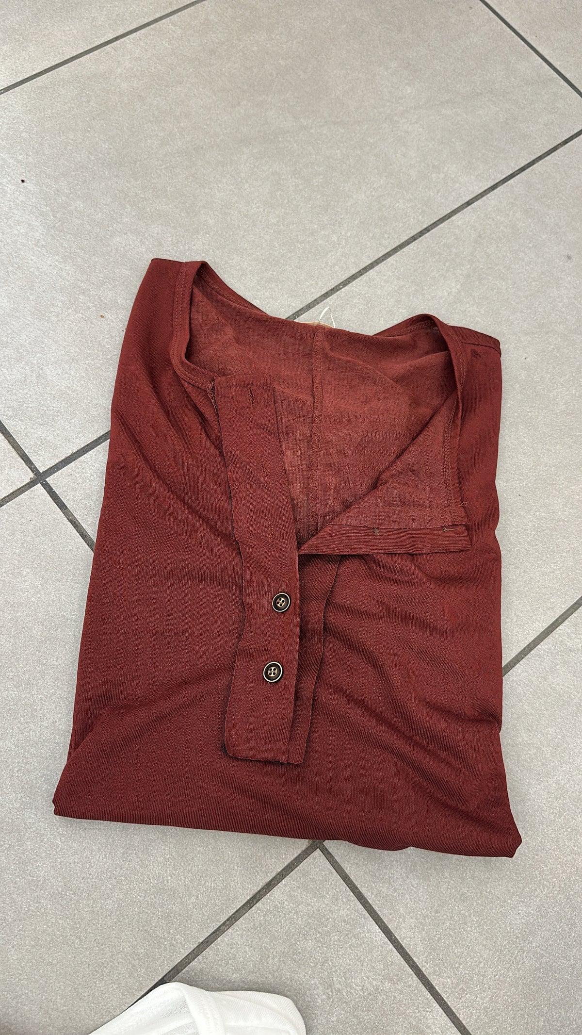 Long sleeve con bottoni in Bordeaux