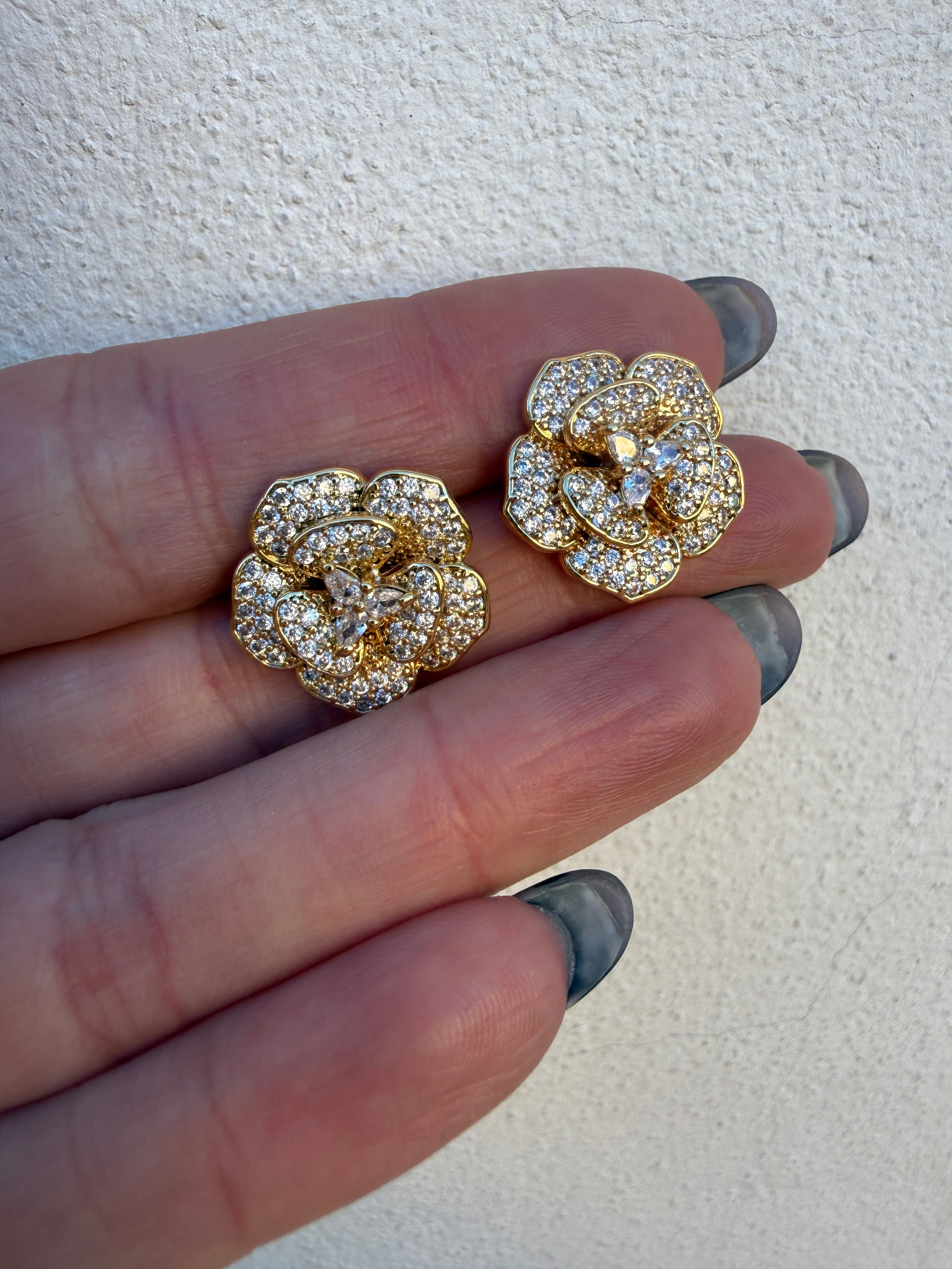 Orecchino camelia strass