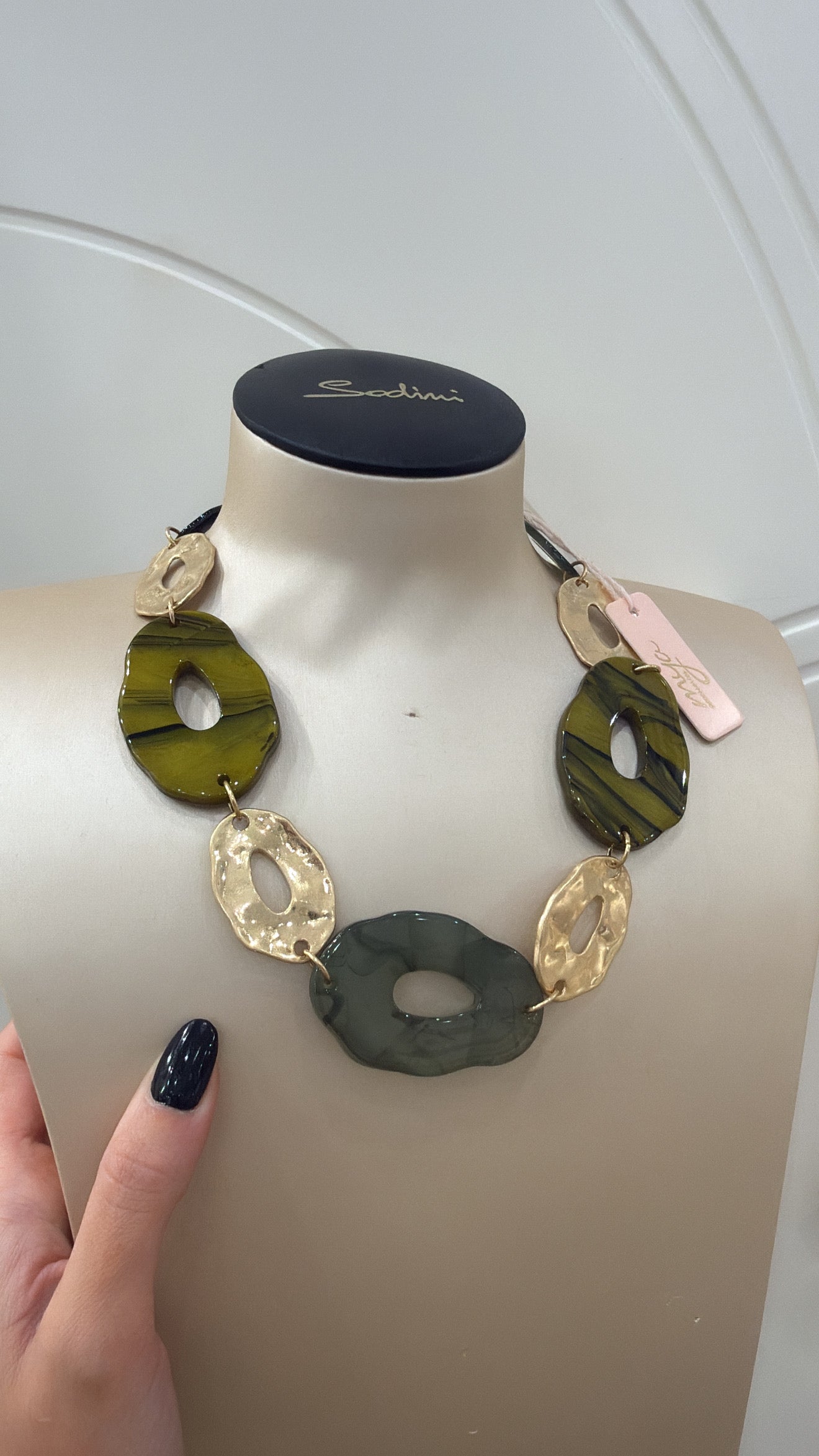 Collana girocollo in resina MYA