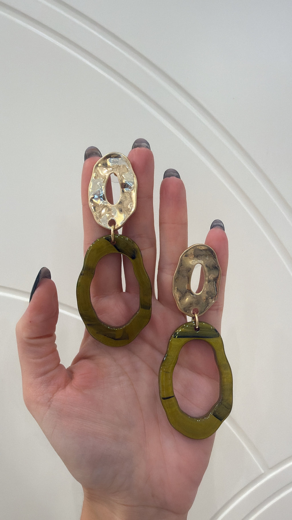 Orecchino in resina con cameo in oro MYA