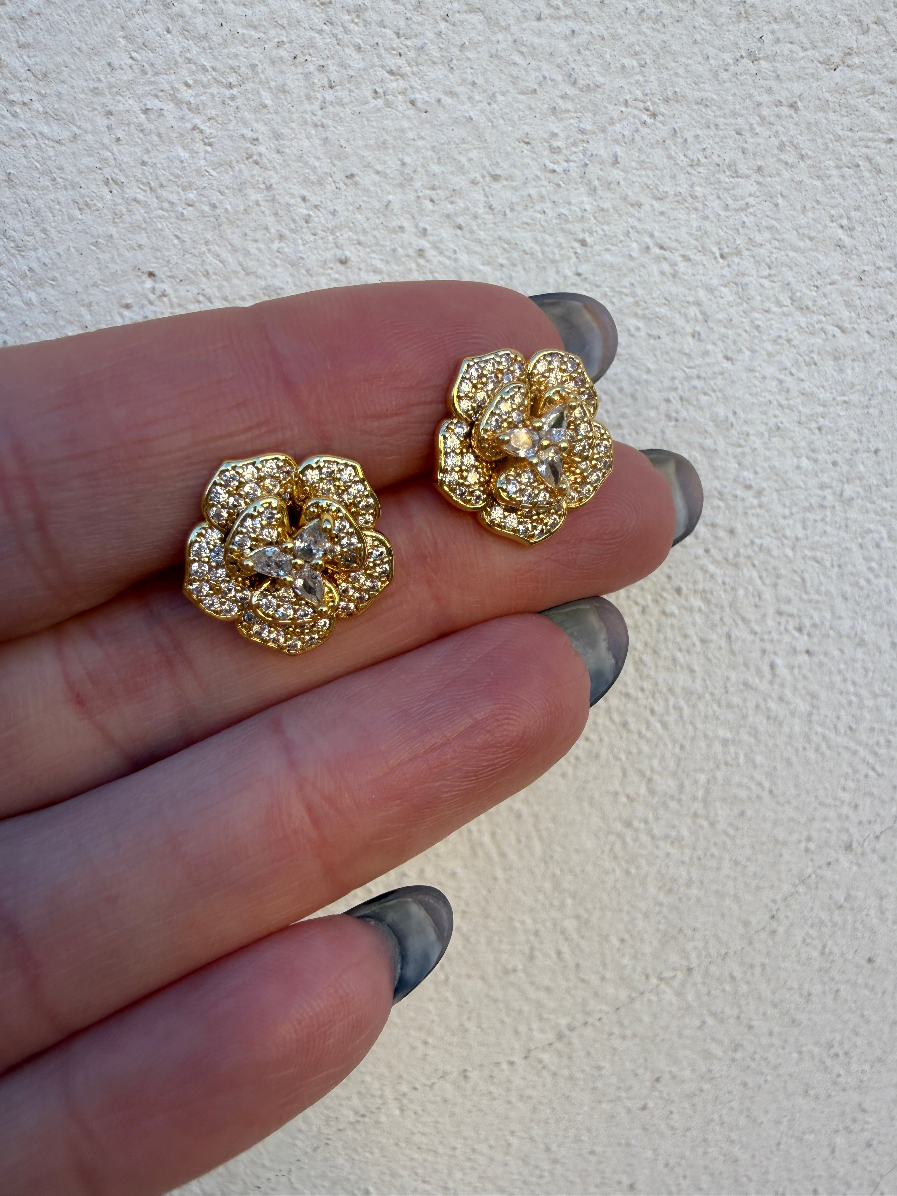 Orecchino camelia strass