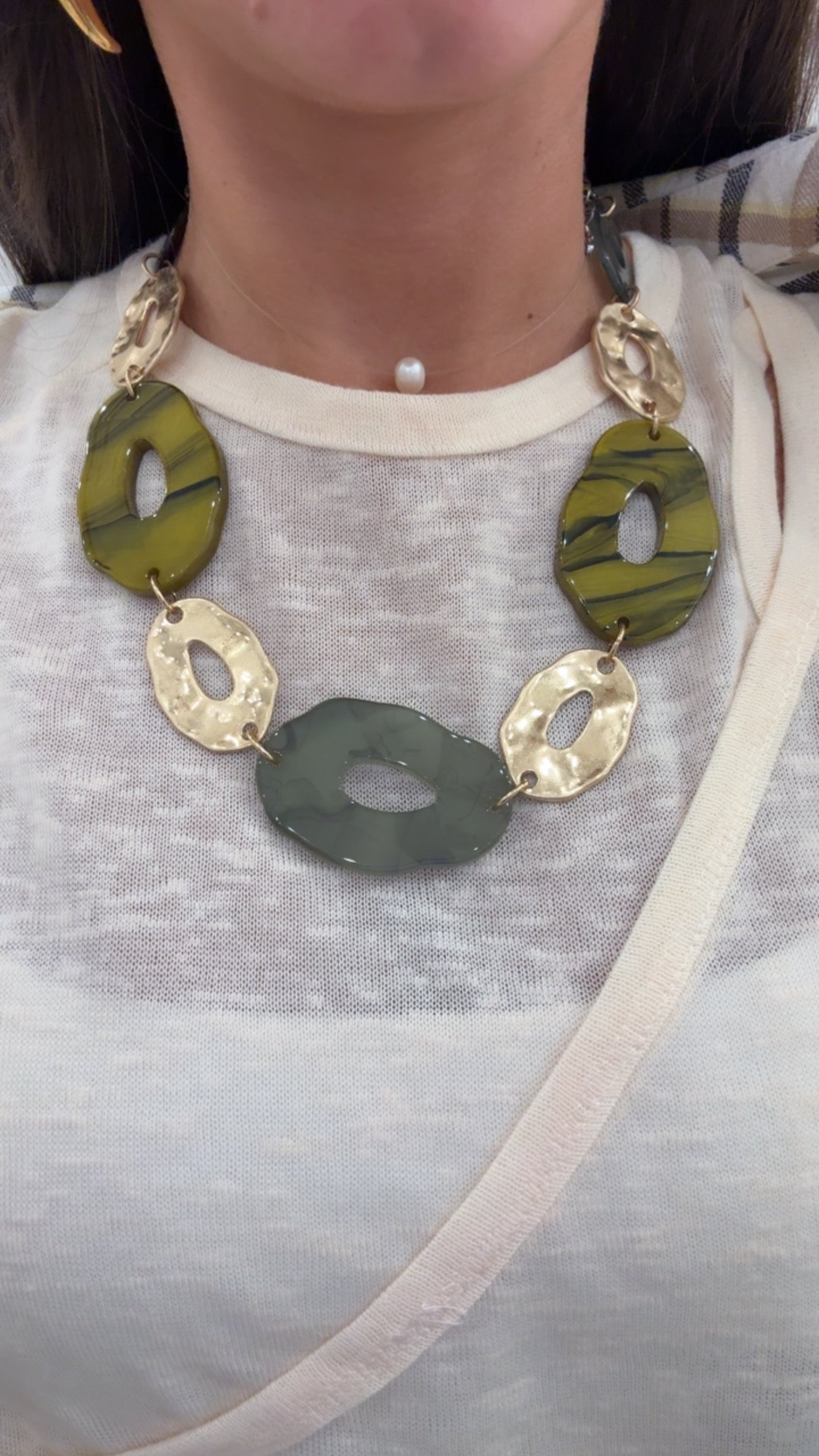 Collana girocollo in resina MYA