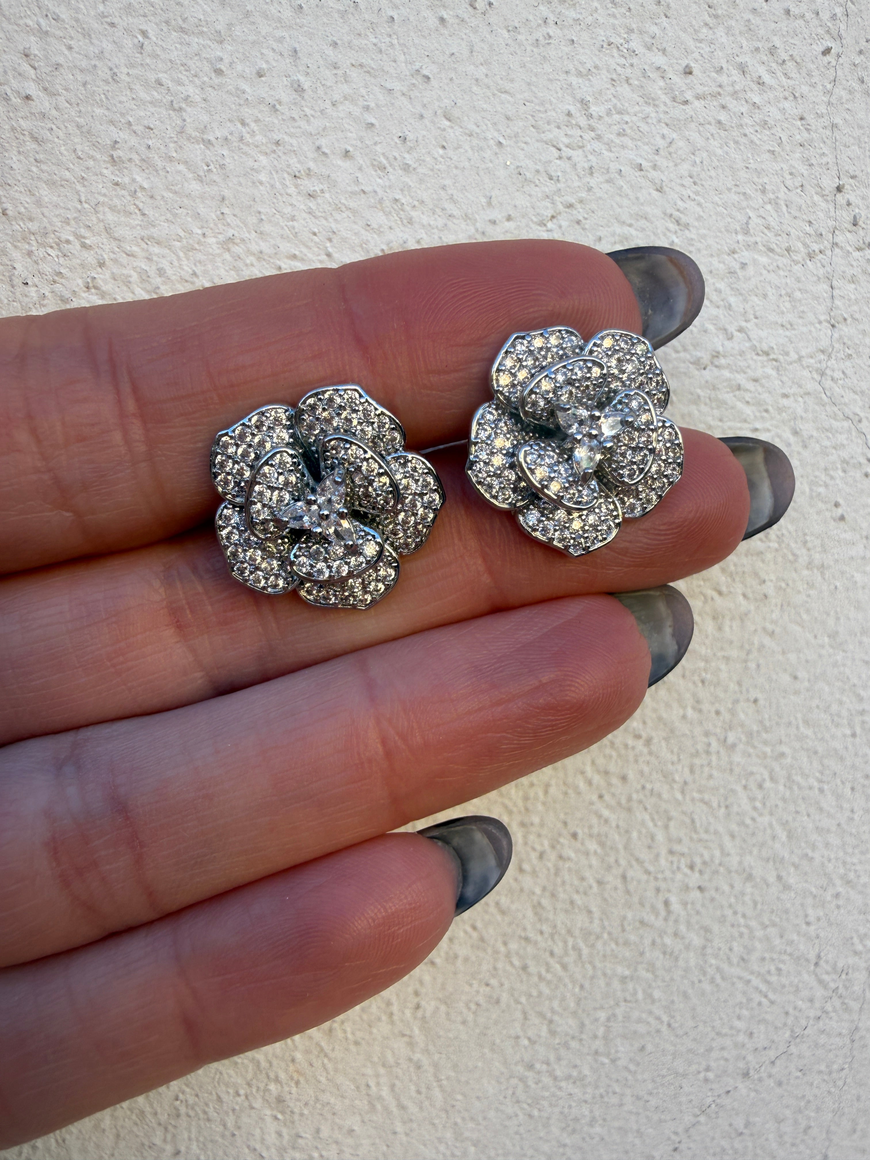 Orecchino camelia strass