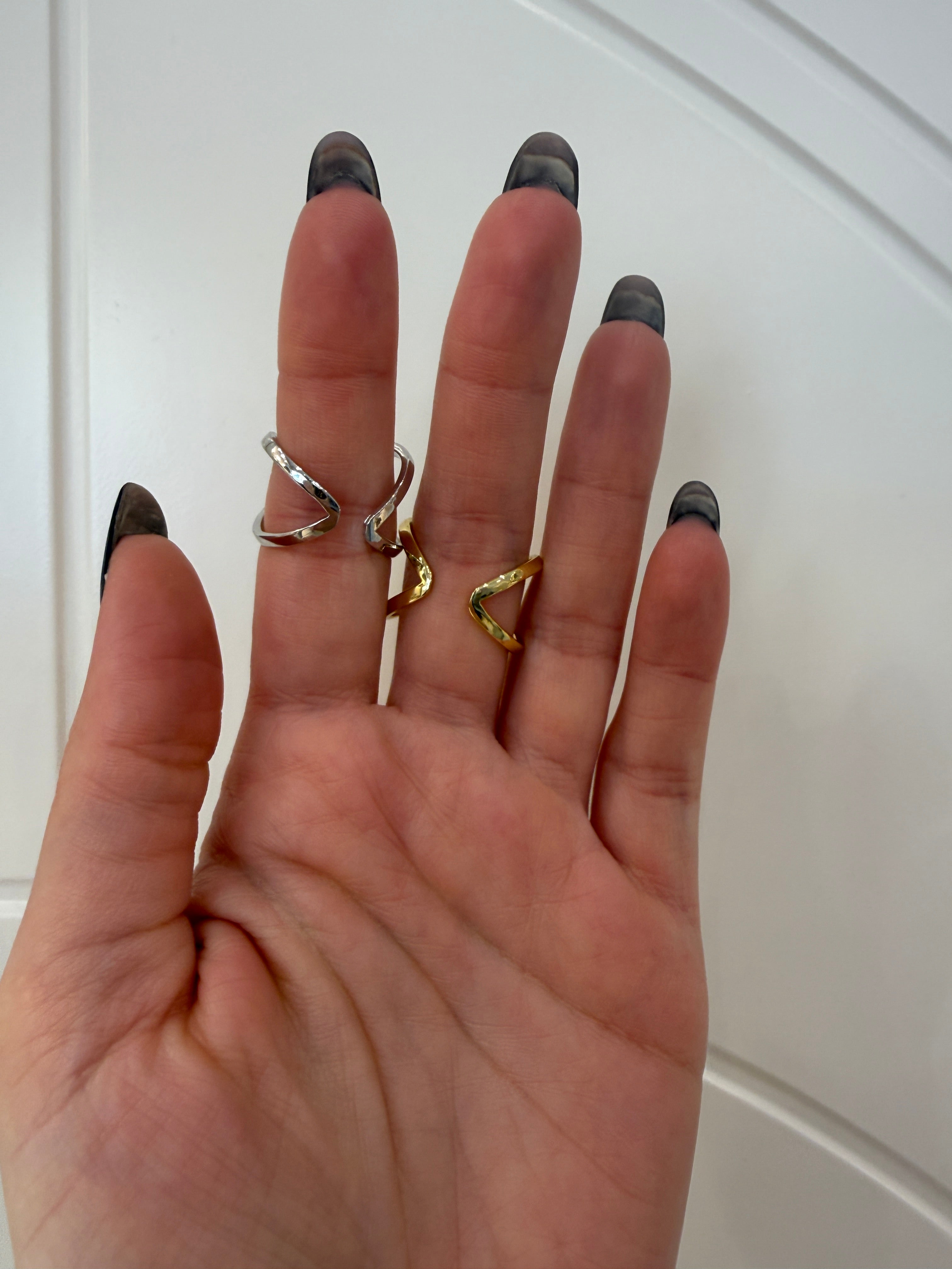 Anello incrocio fascia larga ￼