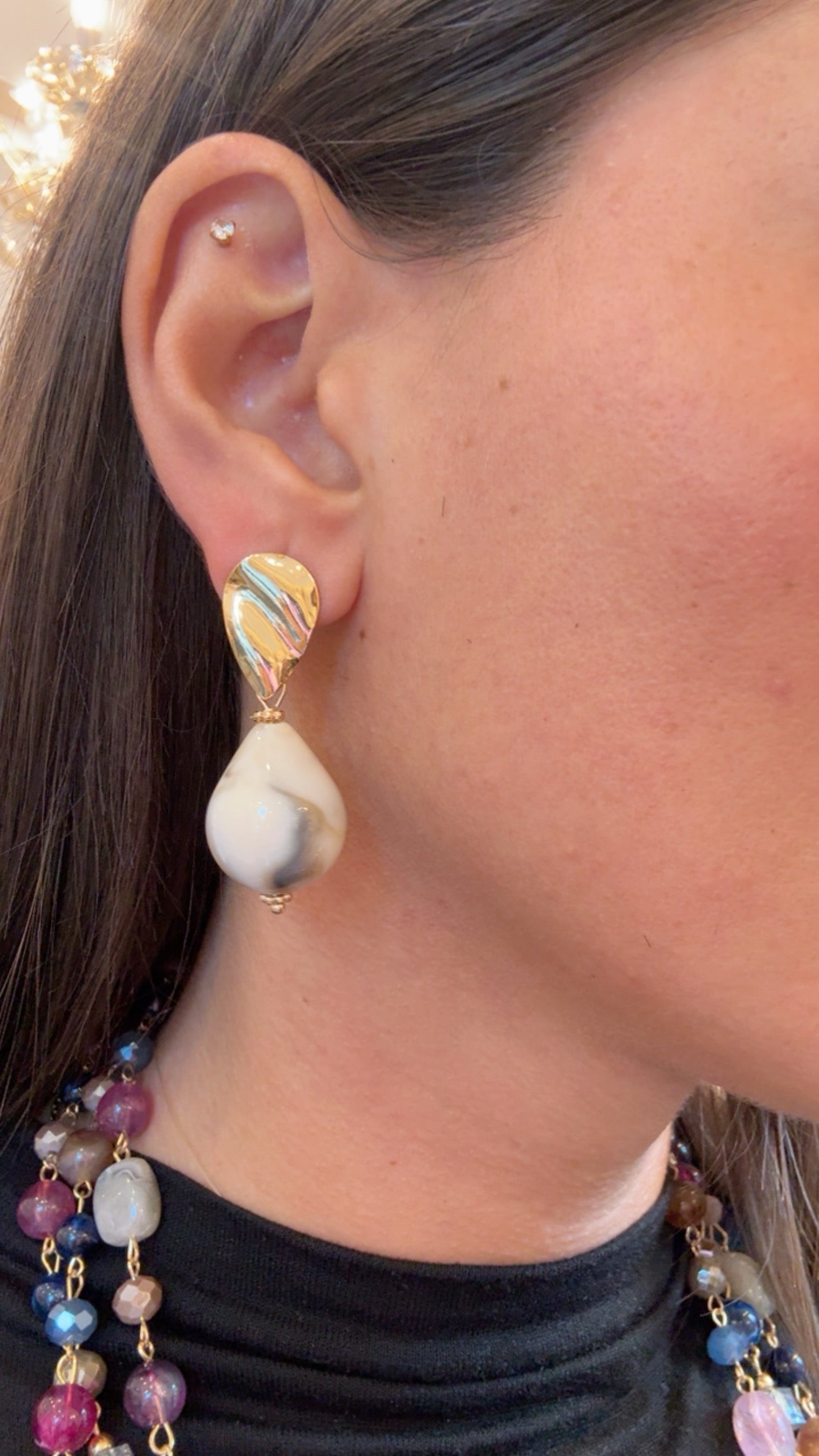 Orecchino goccia in resina MYA