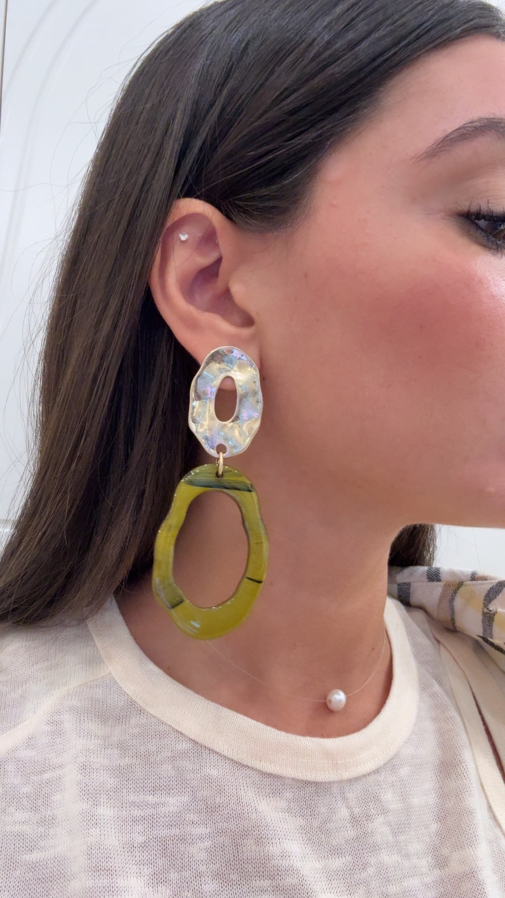 Orecchino in resina con cameo in oro MYA