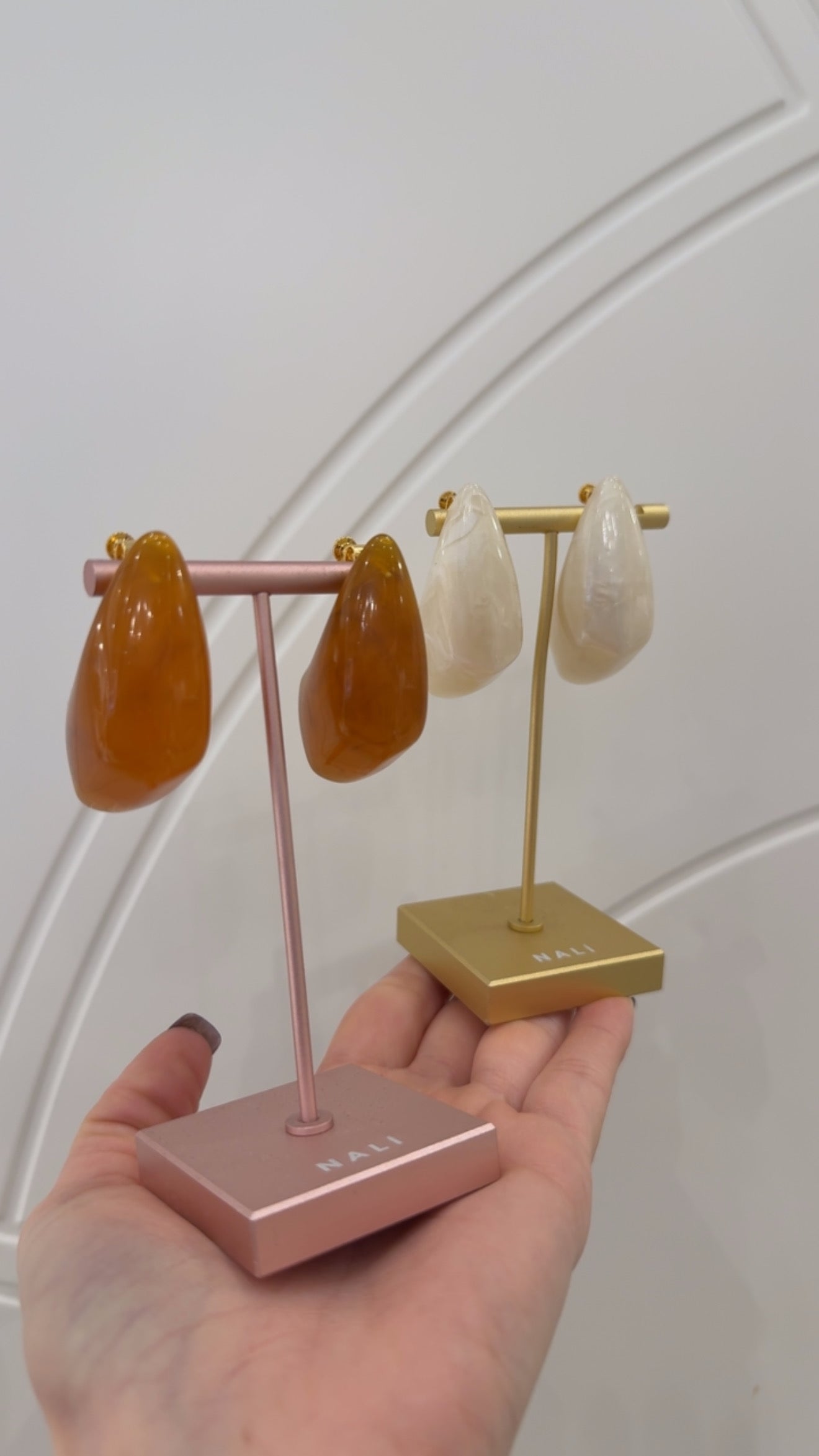 Orecchini squadrati marrone/bianco di Nali