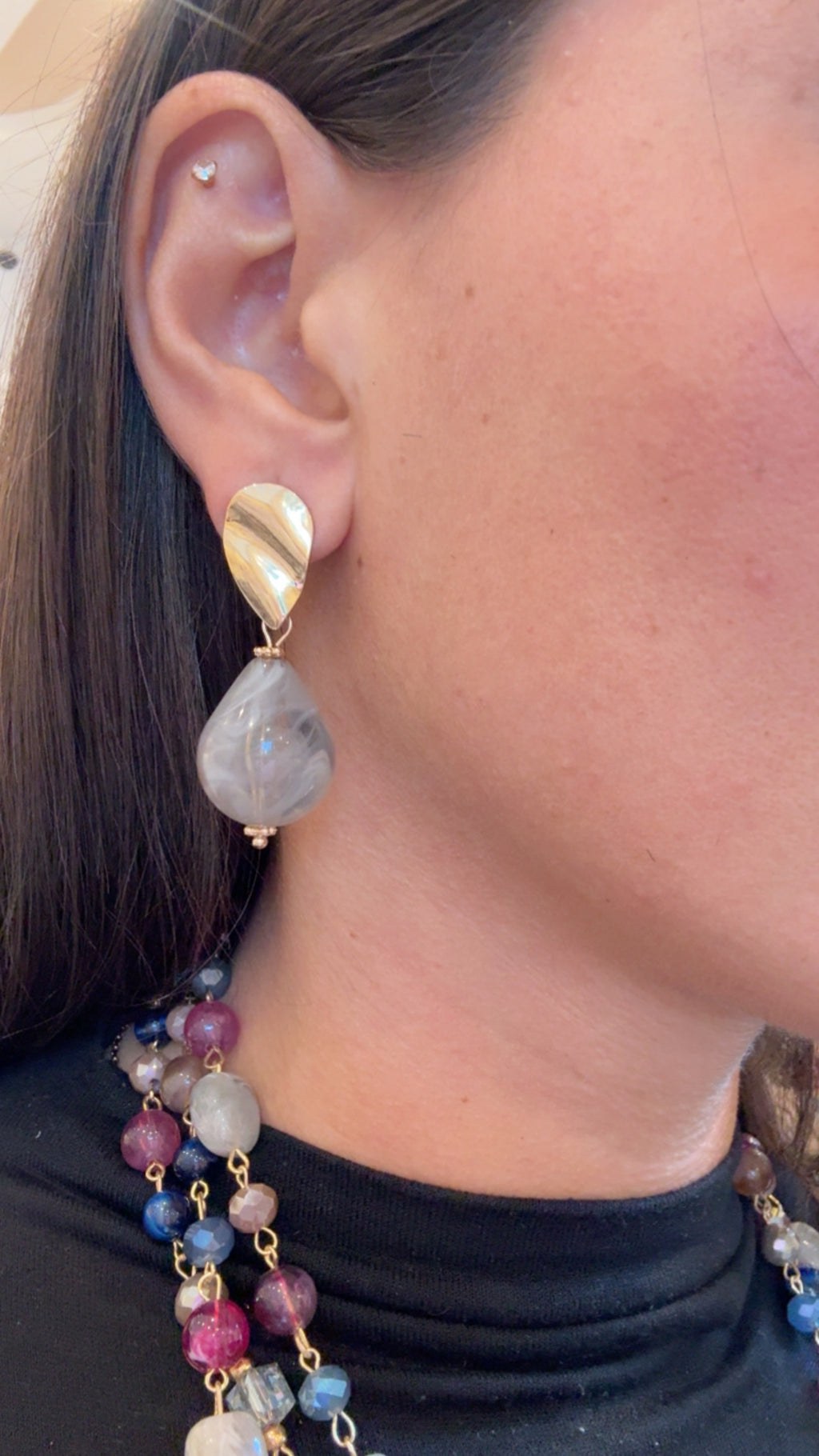 Orecchino goccia in resina MYA