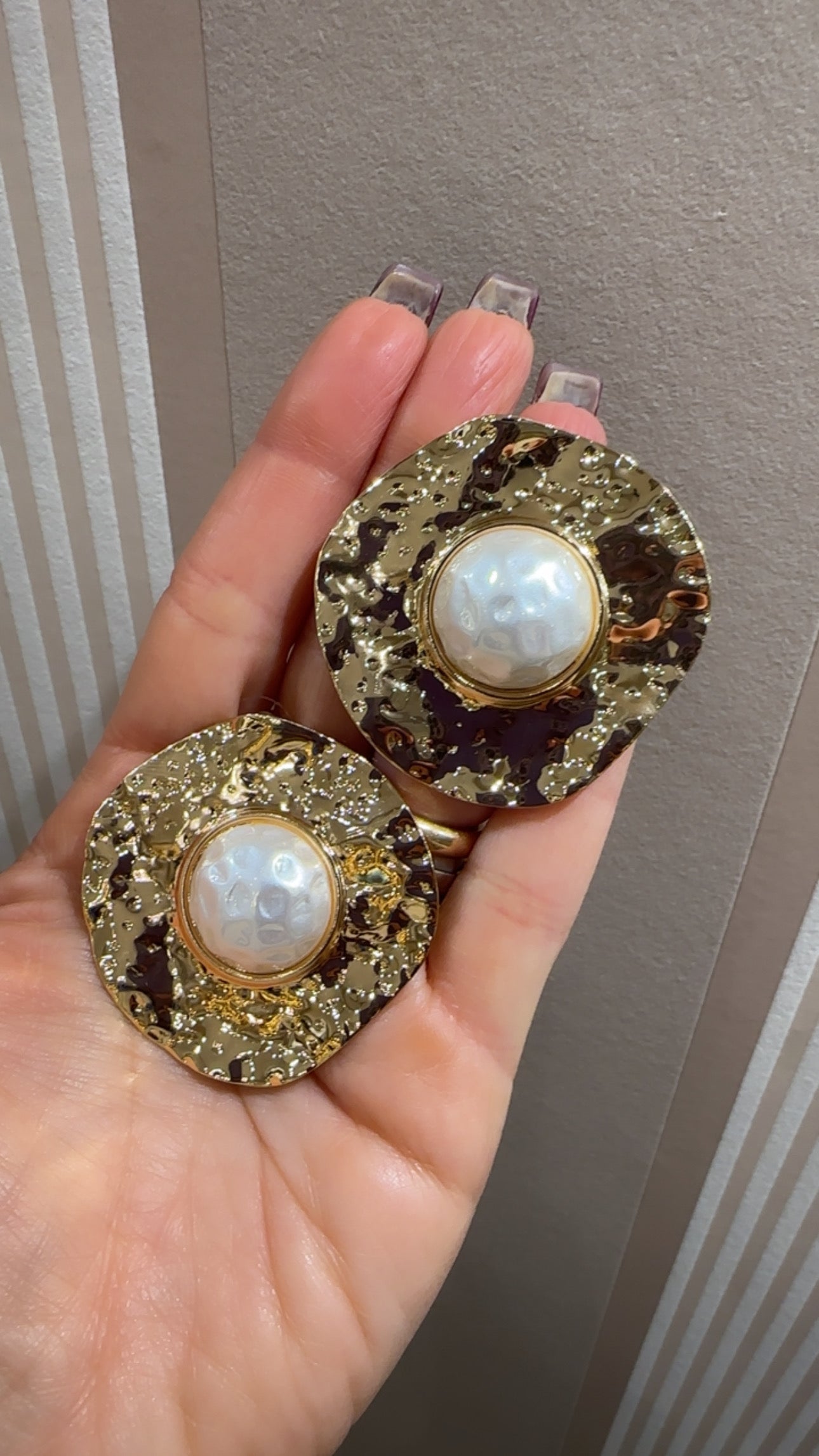 Orecchino scudo con perla￼