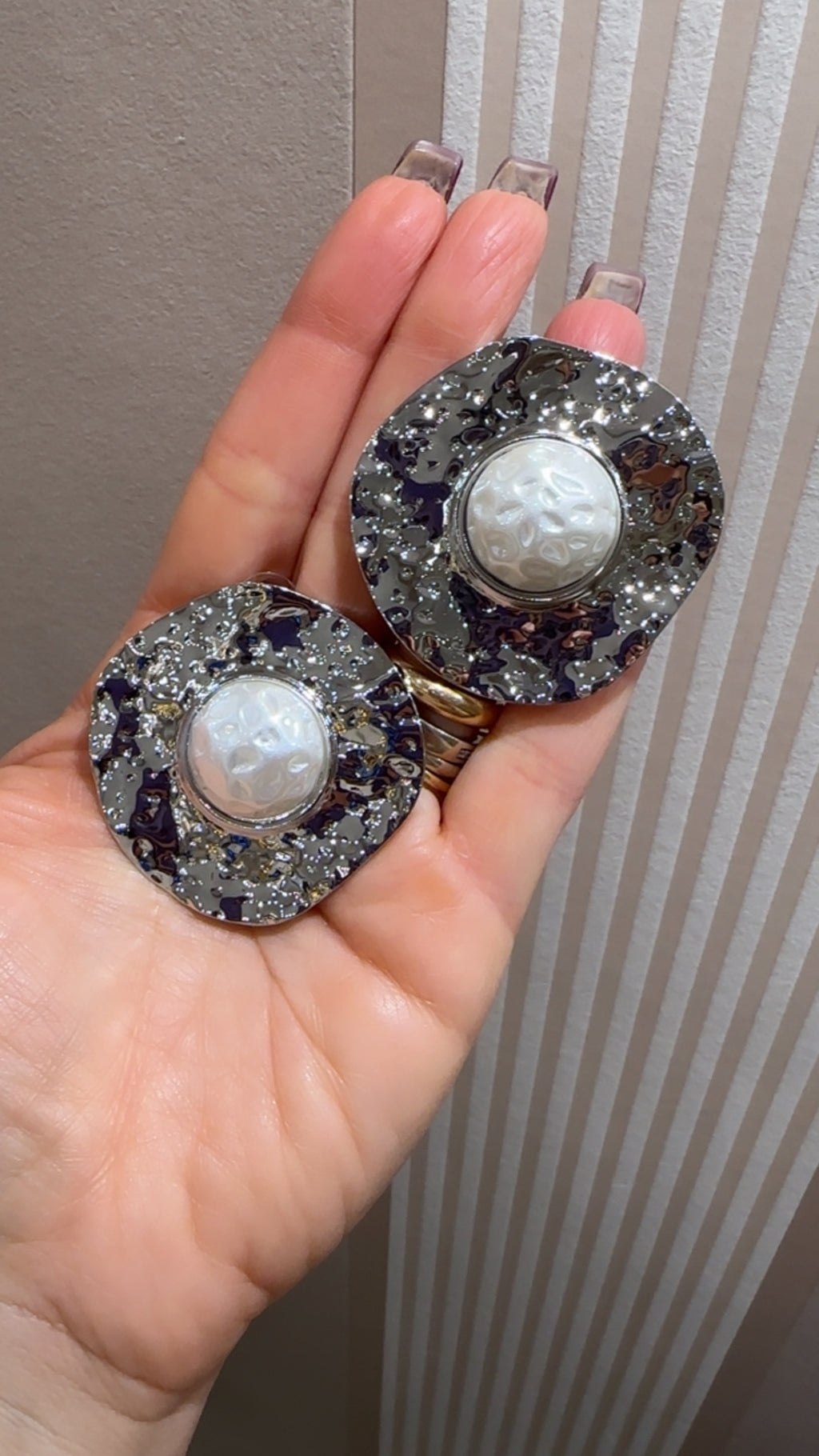 Orecchino scudo con perla￼