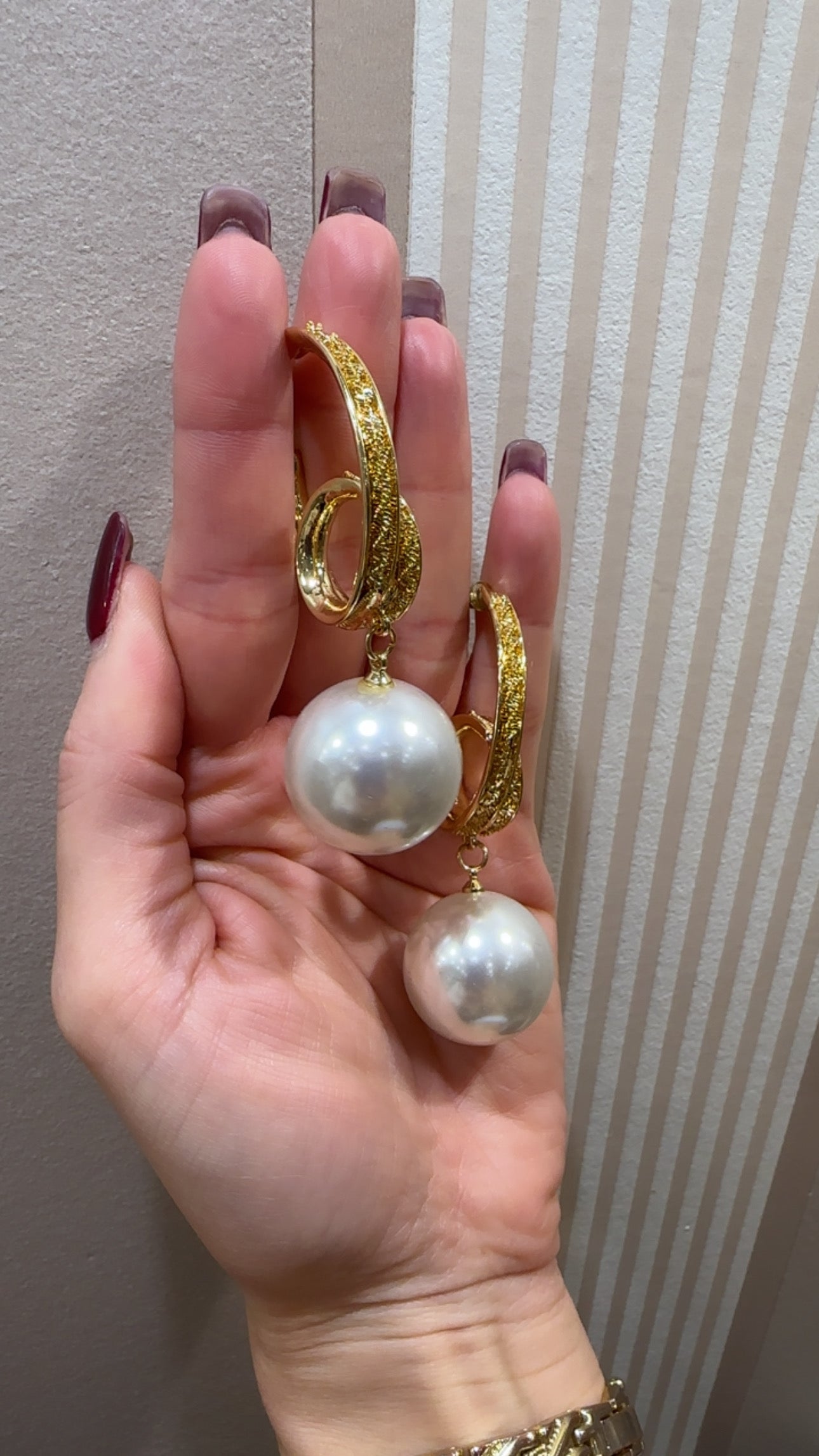 Orecchino cerchio nodo con perla