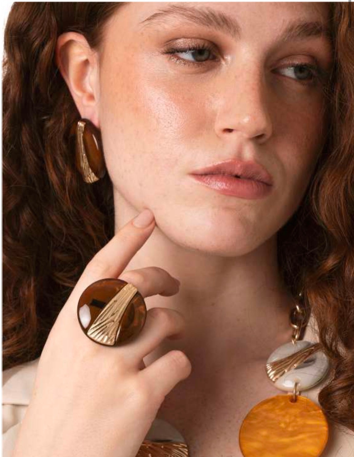 Anello elastico con pietra marrone di MYA