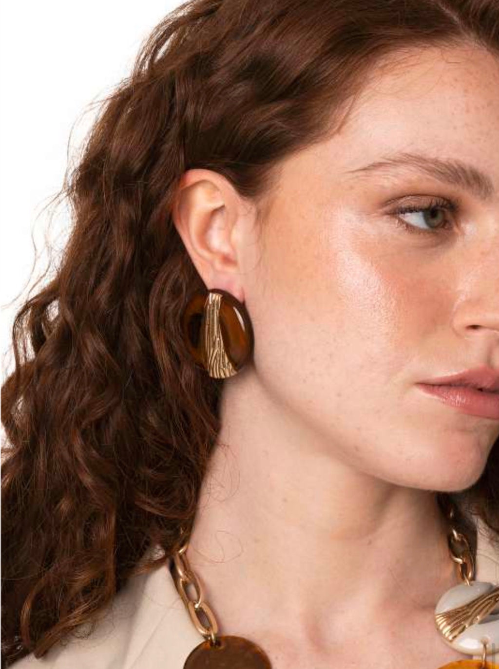 Orecchini con pietra in marrone di MYA
