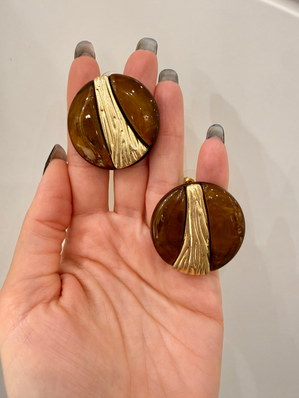 Orecchini con pietra in marrone di MYA