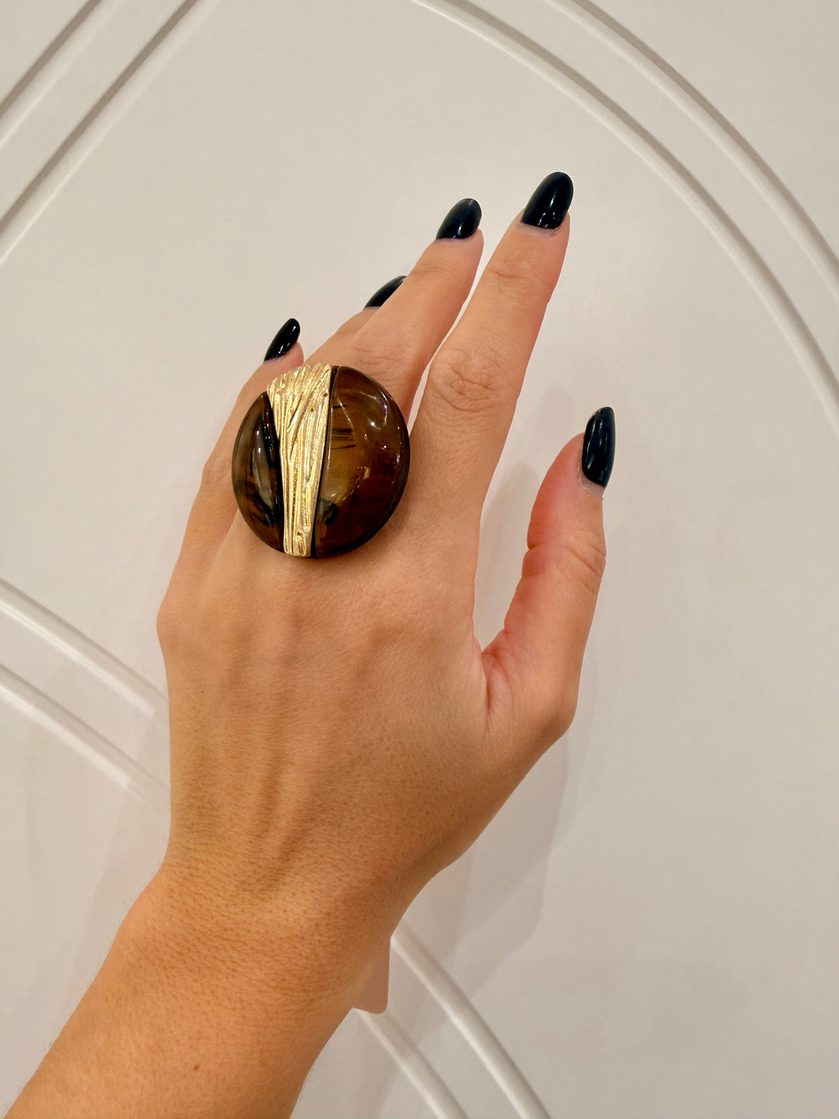 Anello elastico con pietra marrone di MYA