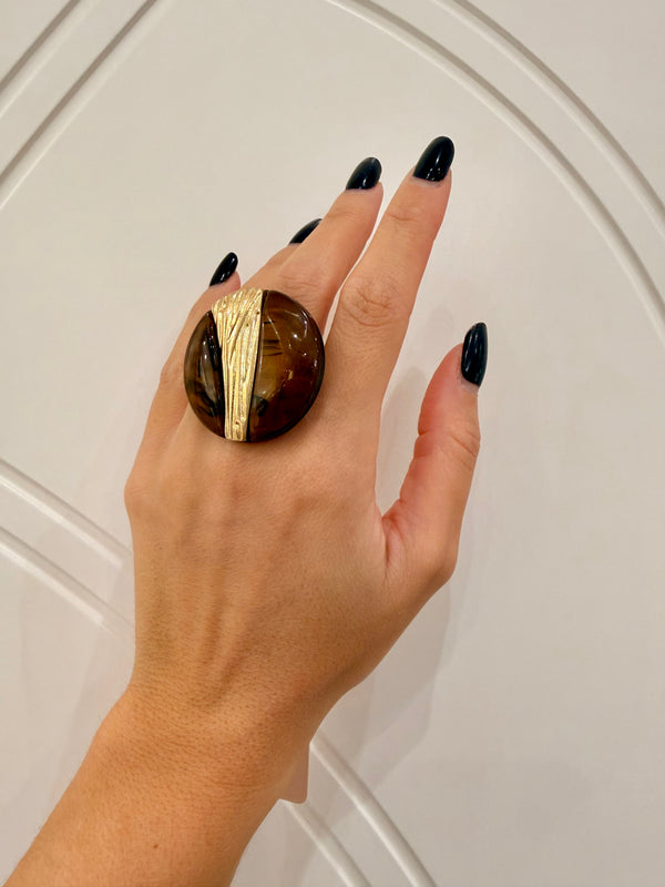 Anello elastico con pietra marrone di MYA
