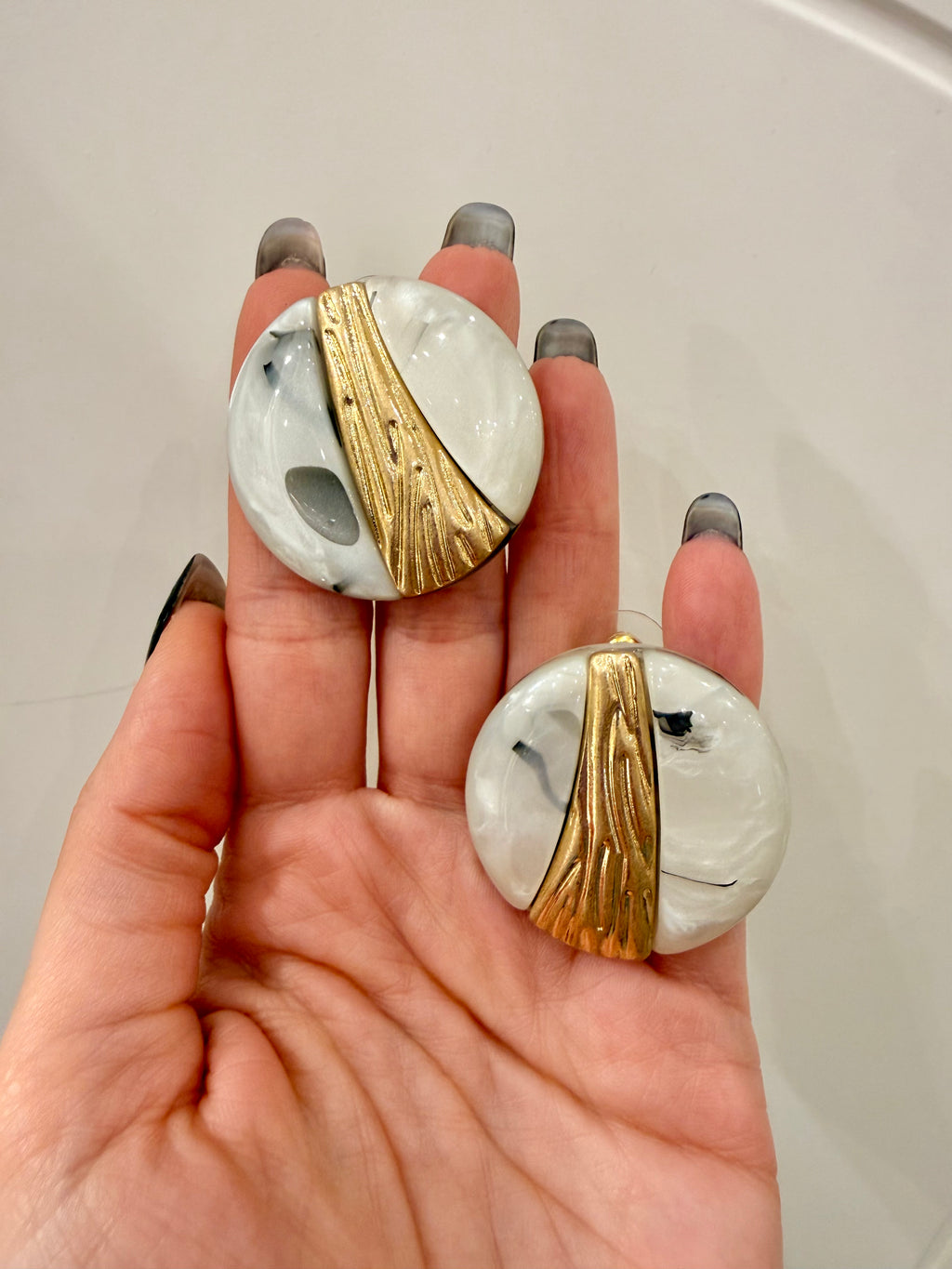 Orecchini con pietra bianco di MYA