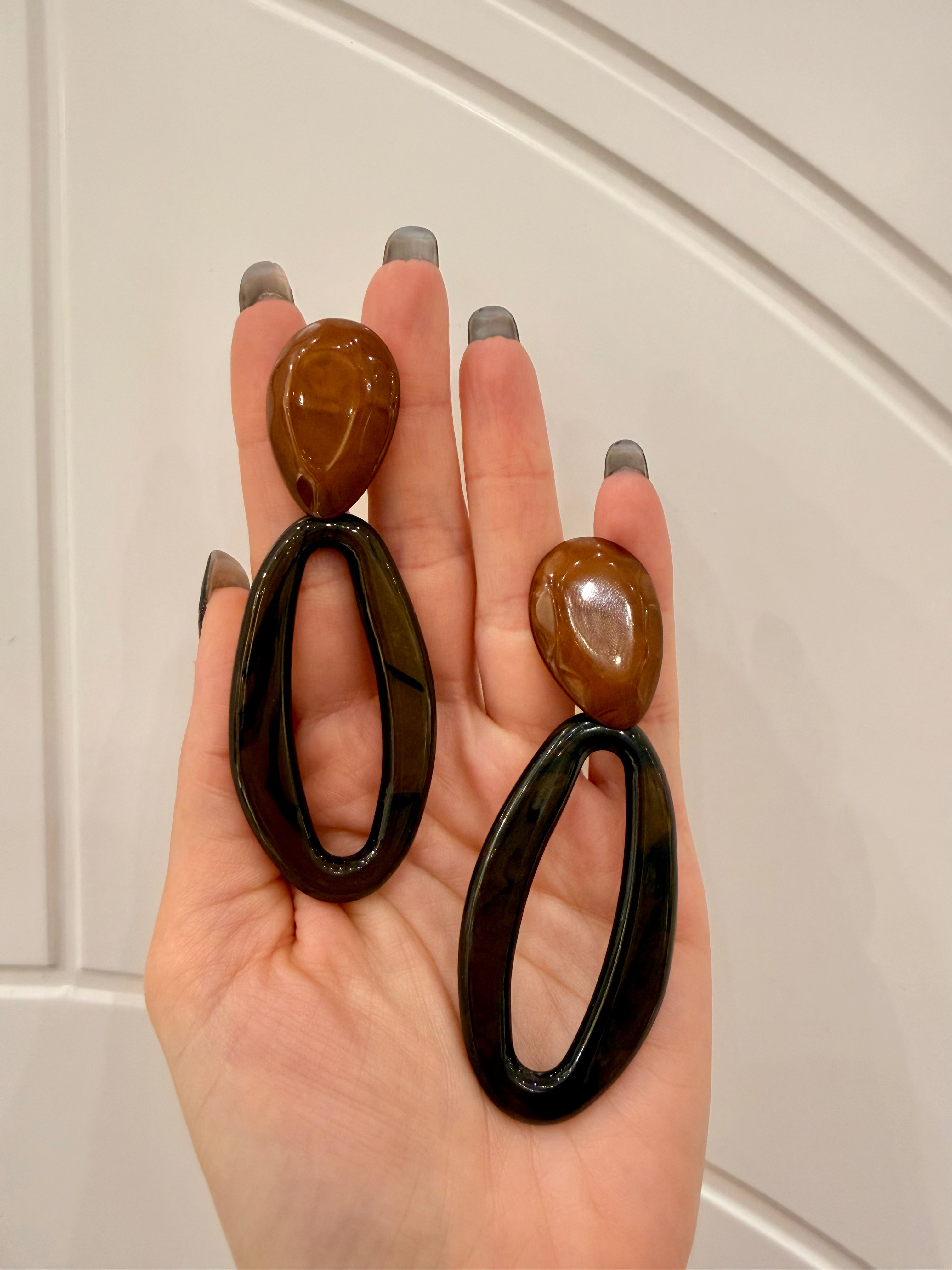 Orecchini Maxi con clip in resina marrone di MYA